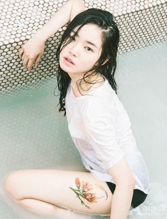 韩女星黄胜妍性感白衬衫湿身写真 魅惑纹身引粉