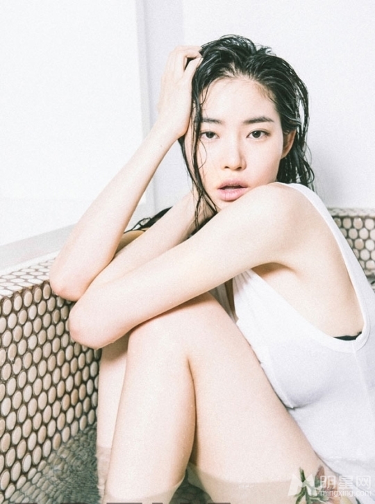 韩女星黄胜妍性感白衬衫湿身写真 魅惑纹身引粉