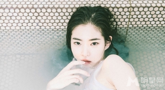 韩女星黄胜妍性感白衬衫湿身写真 魅惑纹身引粉