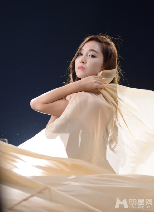 前少女时代郑秀妍裸妆写真 身披薄纱隐隐可见傲