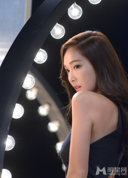 前少女时代郑秀妍裸妆写真 身披薄纱隐隐可见傲