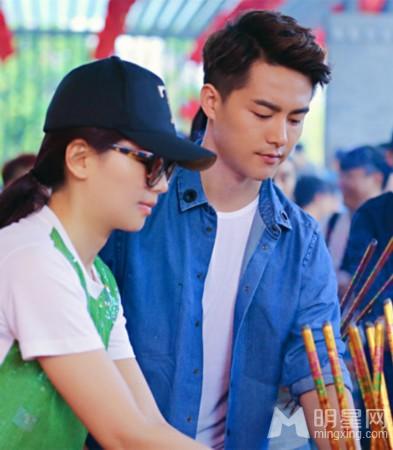 少年名捕杨洋帅气写真 白衬衣黑领带化身国民学