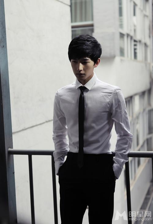 少年名捕杨洋帅气写真 白衬衣黑领带化身国民学