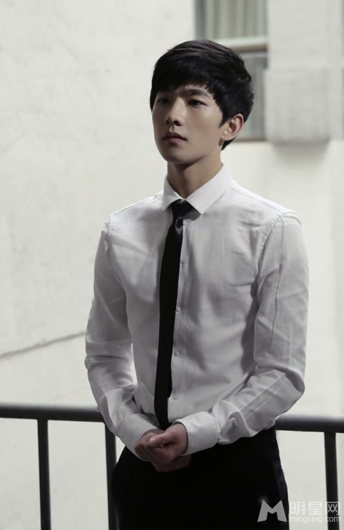 少年名捕杨洋帅气写真 白衬衣黑领带化身国民学