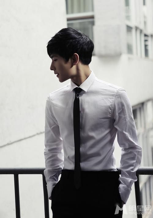 少年名捕杨洋帅气写真 白衬衣黑领带化身国民学