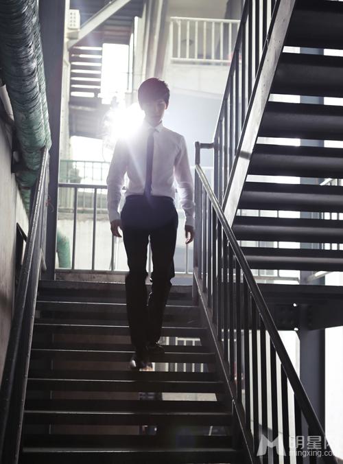 少年名捕杨洋帅气写真 白衬衣黑领带化身国民学