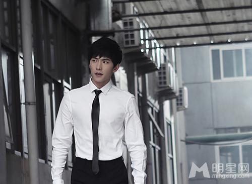 少年名捕杨洋帅气写真 白衬衣黑领带化身国民学