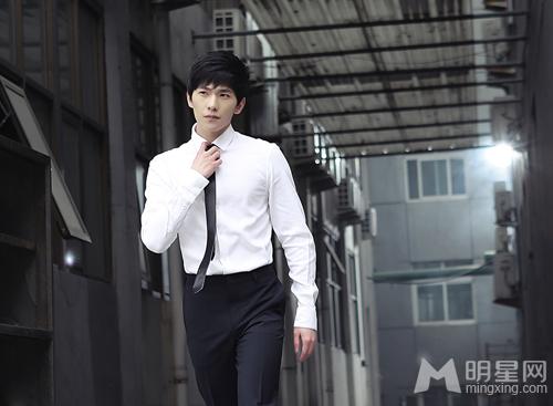 少年名捕杨洋帅气写真 白衬衣黑领带化身国民学