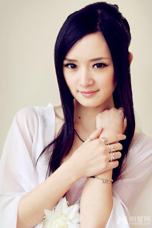 小排陈丹婷代言饰品写真 温文尔雅散发知性魅力 小排陈丹婷代言饰品写真 温文尔雅散发知性魅力