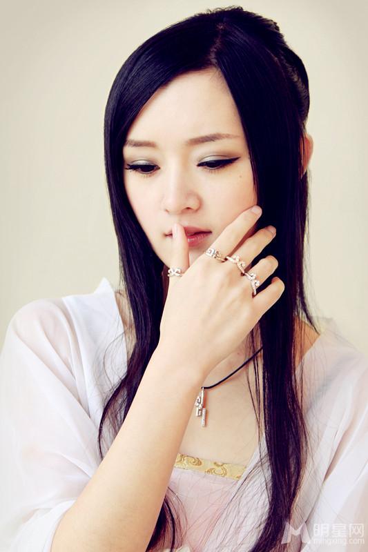 小排陈丹婷代言饰品写真 温文尔雅散发知性魅力 小排陈丹婷代言饰品写真 温文尔雅散发知性魅力