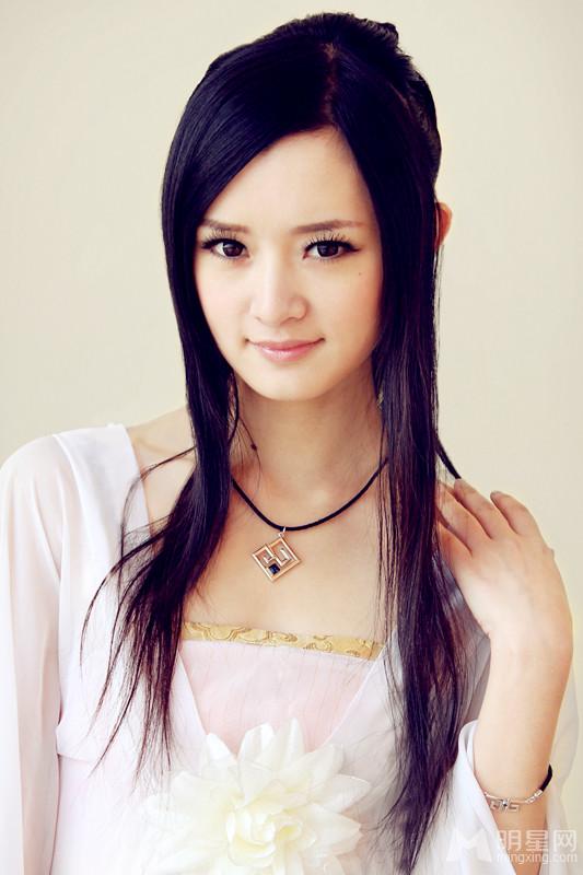 小排陈丹婷代言饰品写真 温文尔雅散发知性魅力 小排陈丹婷代言饰品写真 温文尔雅散发知性魅力