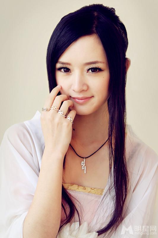 小排陈丹婷代言饰品写真 温文尔雅散发知性魅力 小排陈丹婷代言饰品写真 温文尔雅散发知性魅力