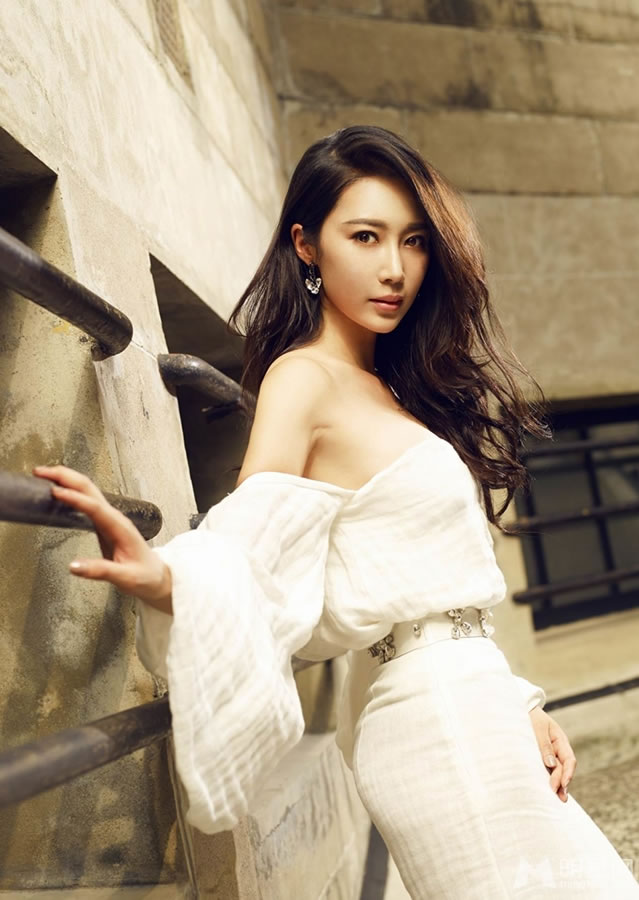 赵子惠慵懒写真 凌乱长发打造另类美感