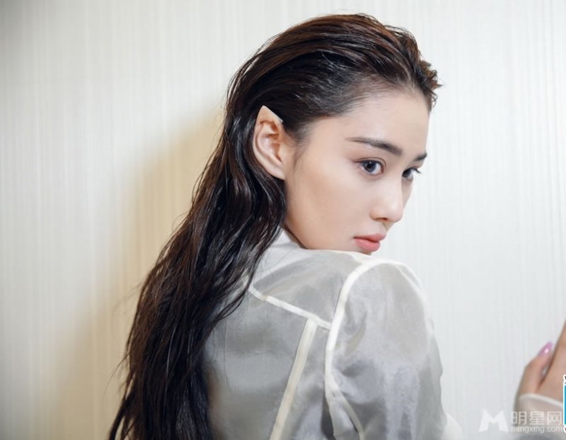 赵子惠慵懒写真 凌乱长发打造另类美感