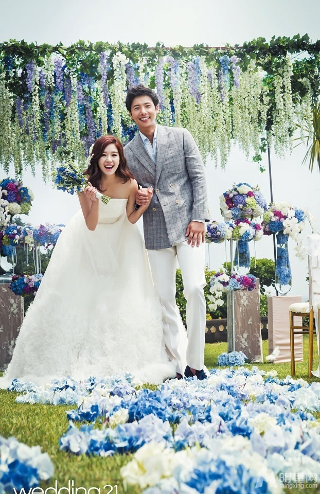 赵子惠慵懒写真 凌乱长发打造另类美感