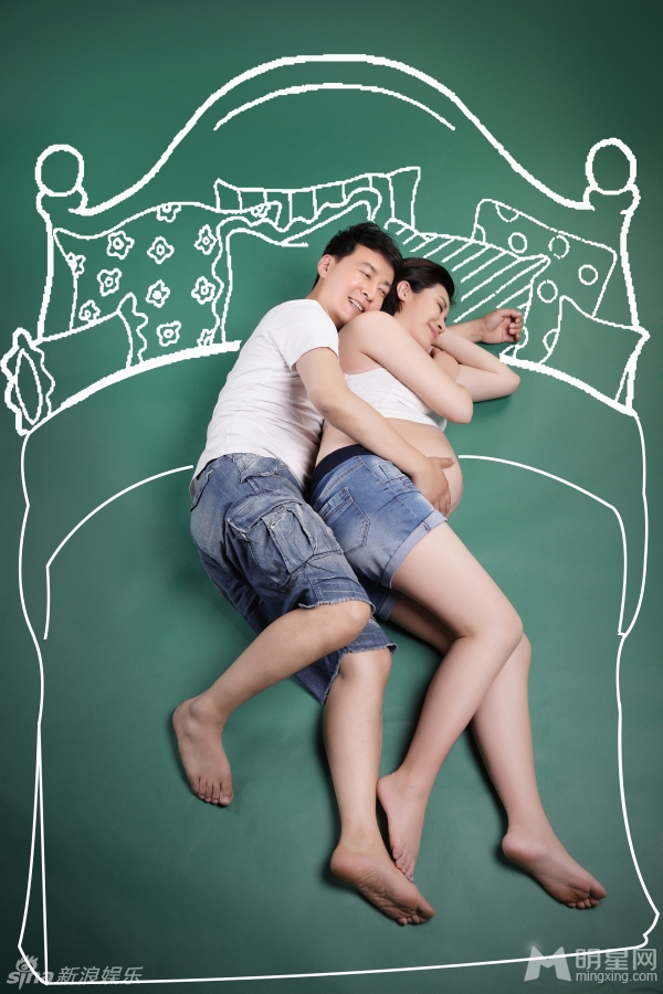 王雅捷挺大肚拍写真 与丈夫甜蜜相依偎 王雅捷挺大肚拍写真 与丈夫甜蜜相依偎