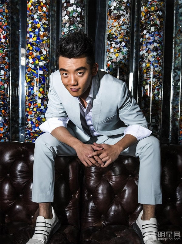 王雅捷挺大肚拍写真 与丈夫甜蜜相依偎 王雅捷挺大肚拍写真 与丈夫甜蜜相依偎