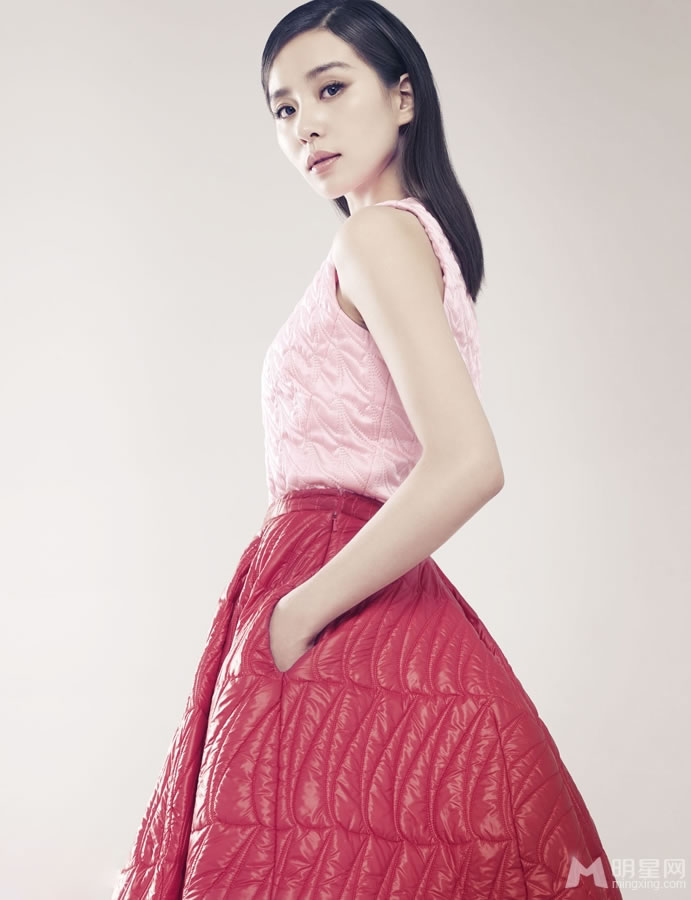 詹妮弗·劳伦斯性感登名利场 半裸湿身显诱惑 詹妮弗·劳伦斯性感登名利场 半裸湿身显诱惑