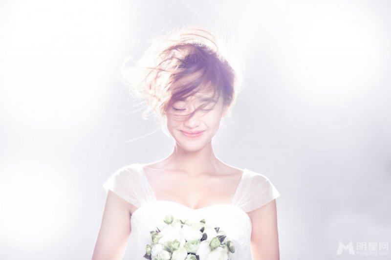 贾青复古写真曝光 浓眉红唇尽展妩媚风姿