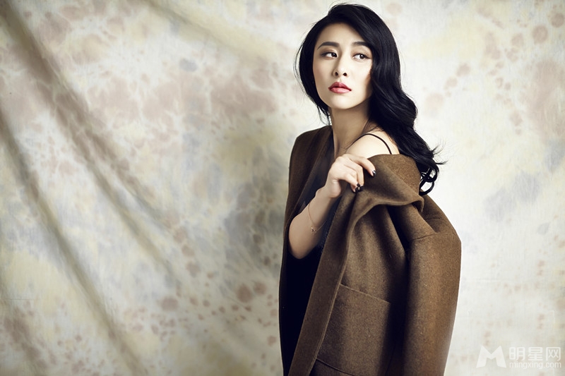 贾青复古写真曝光 浓眉红唇尽展妩媚风姿