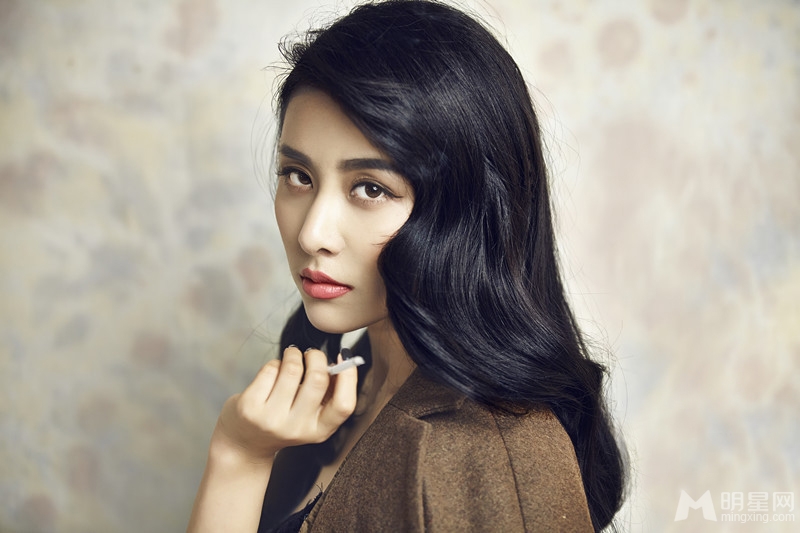 贾青复古写真曝光 浓眉红唇尽展妩媚风姿