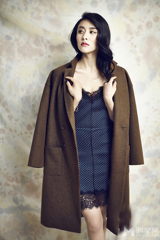 贾青复古写真曝光 浓眉红唇尽展妩媚风姿