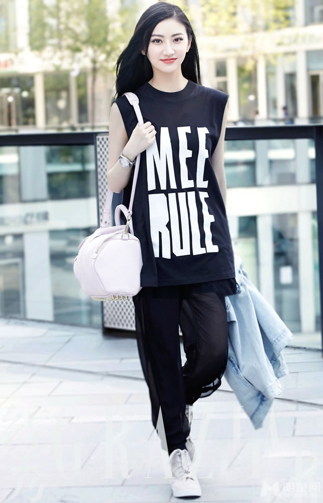 张熙媛性感写真曝光 马甲爆乳置身草丛