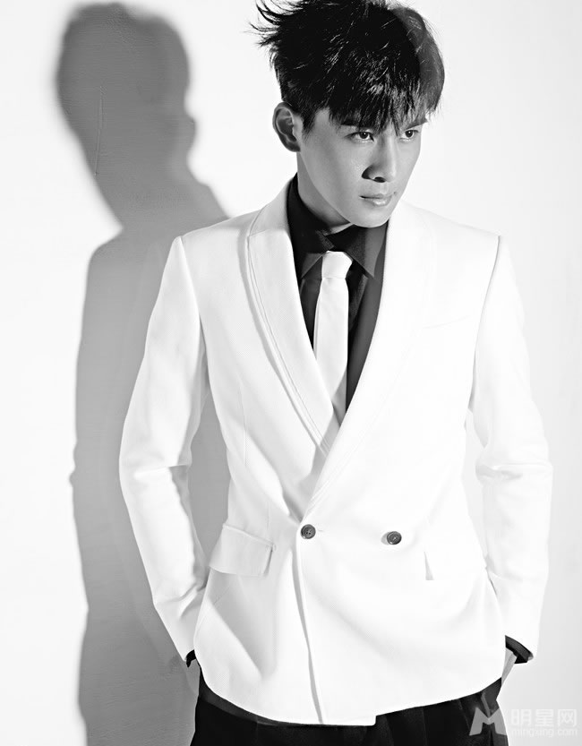 姜雨晨手遮雪乳拍写真 双球傲人展魅力