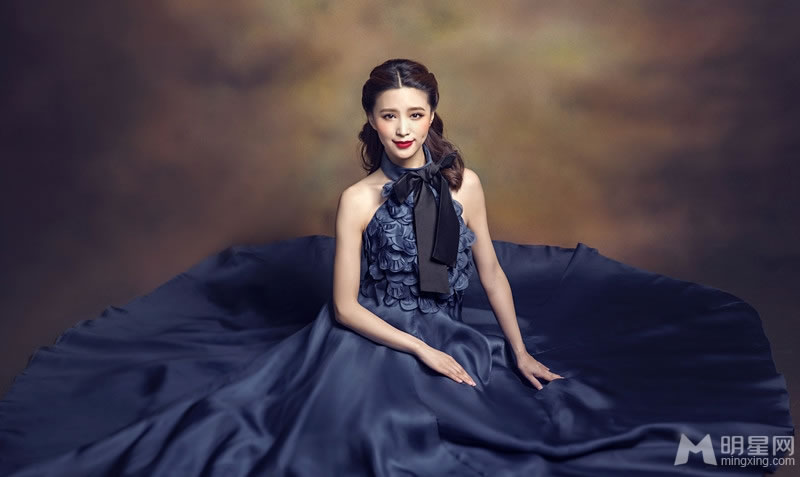 姜雨晨手遮雪乳拍写真 双球傲人展魅力