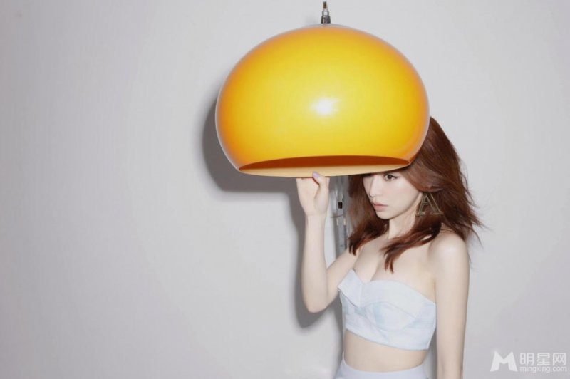 王心凌性感裸背展诱惑 朱唇微启玩春色诱人