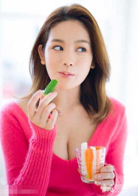 日本女星笕美和子家居写真 性感慵懒似猫咪 日本女星笕美和子家居写真 性感慵懒似猫咪