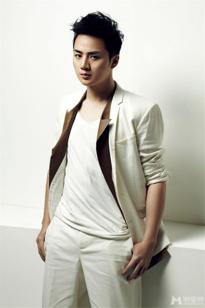 李依琳轻解罗裳化身性感女郎 双手遮乳令人喷血