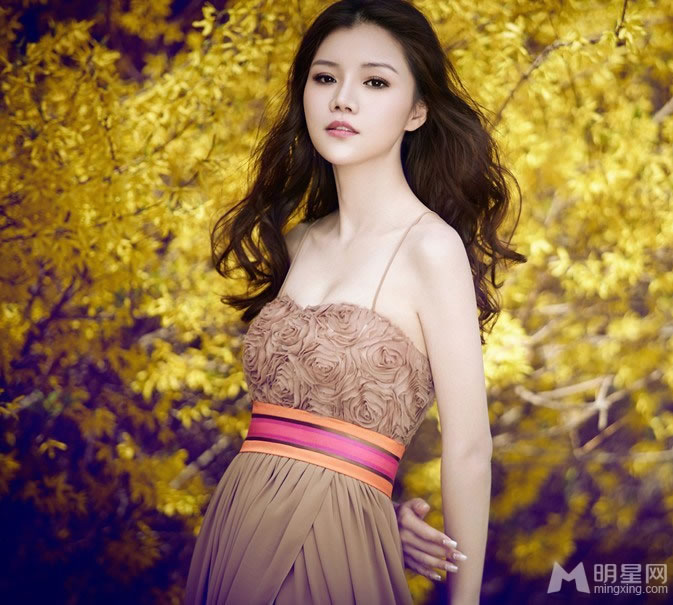 何杜娟最新时尚写真 清新淡雅不失小性感 何杜娟最新时尚写真 清新淡雅不失小性感