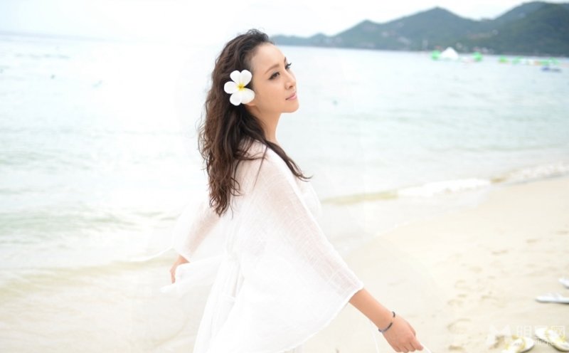 最美制片人隋兰沙滩写真 薄纱难掩傲人上围