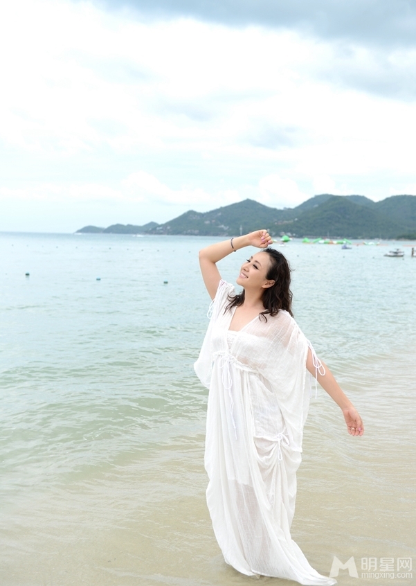 最美制片人隋兰沙滩写真 薄纱难掩傲人上围