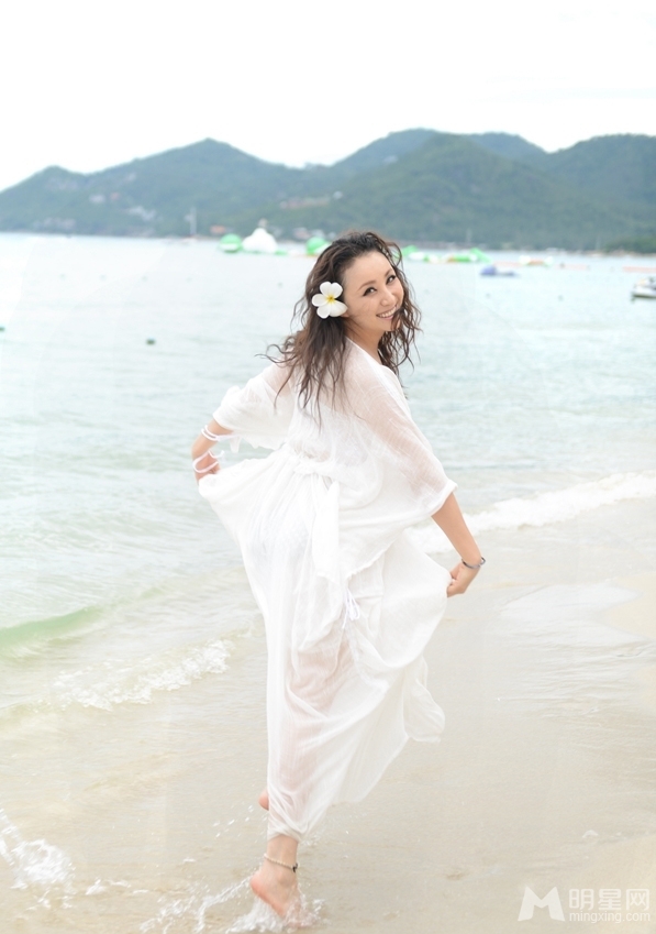 最美制片人隋兰沙滩写真 薄纱难掩傲人上围