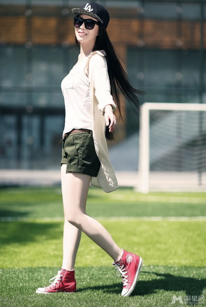 歌手祖海最新写真 热裤休闲风大秀美腿