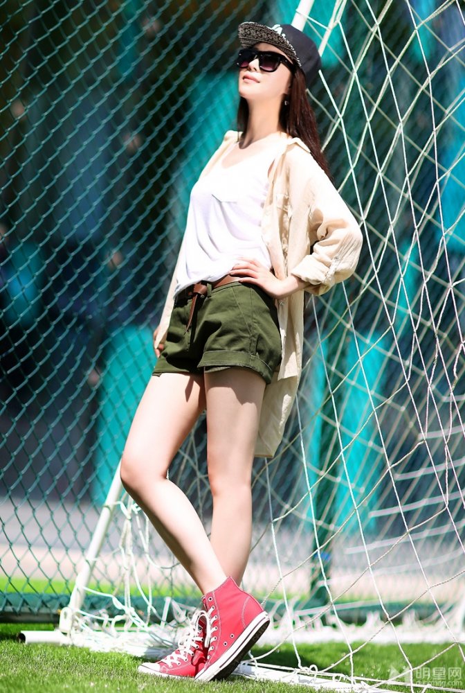 歌手祖海最新写真 热裤休闲风大秀美腿