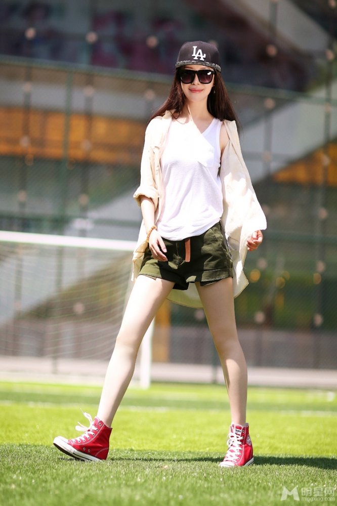 歌手祖海最新写真 热裤休闲风大秀美腿