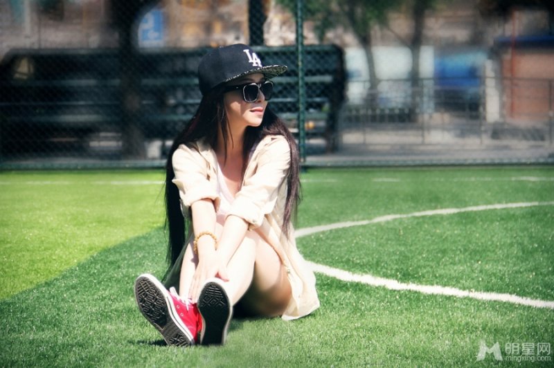 歌手祖海最新写真 热裤休闲风大秀美腿