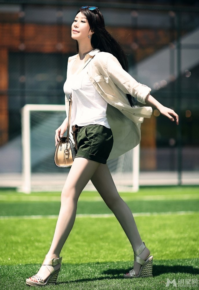 歌手祖海最新写真 热裤休闲风大秀美腿