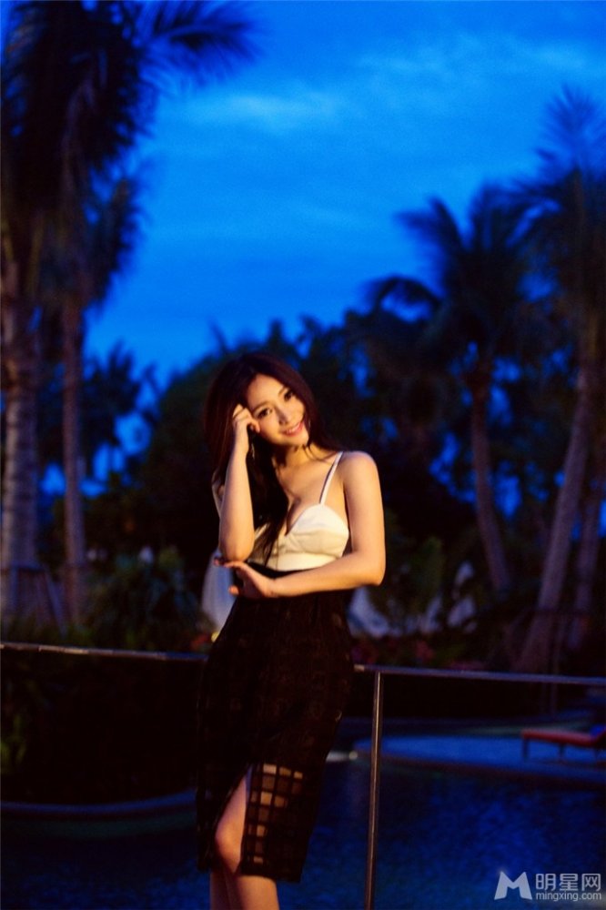 柳岩性感泳池写真 复古胸衣尽显热带风情