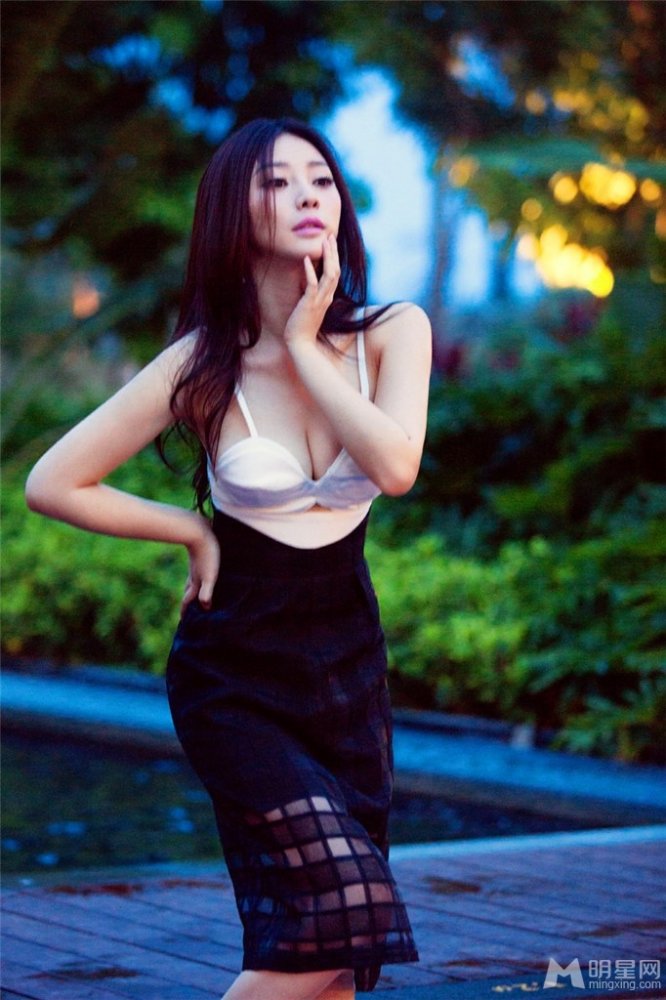 柳岩性感泳池写真 复古胸衣尽显热带风情