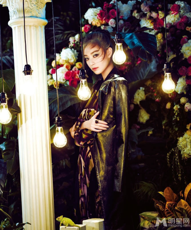 柳岩性感泳池写真 复古胸衣尽显热带风情