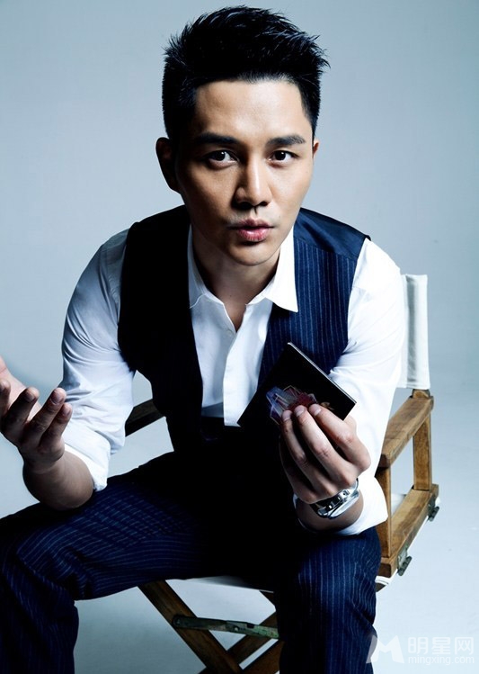 央视主持顾斌帅气写真 型男尽显时尚清新