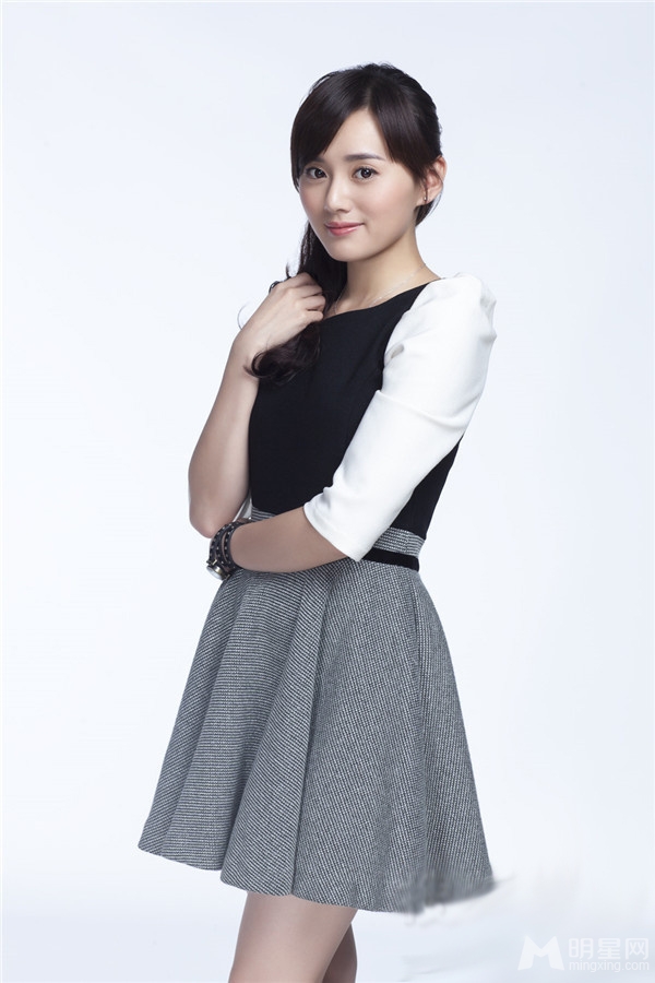 江铠同校服裙温婉写真曝光 展甜美可爱气质 江铠同校服裙温婉写真曝光 展甜美可爱气质