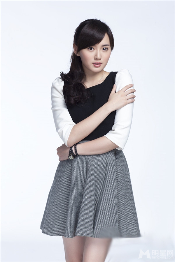 江铠同校服裙温婉写真曝光 展甜美可爱气质 江铠同校服裙温婉写真曝光 展甜美可爱气质