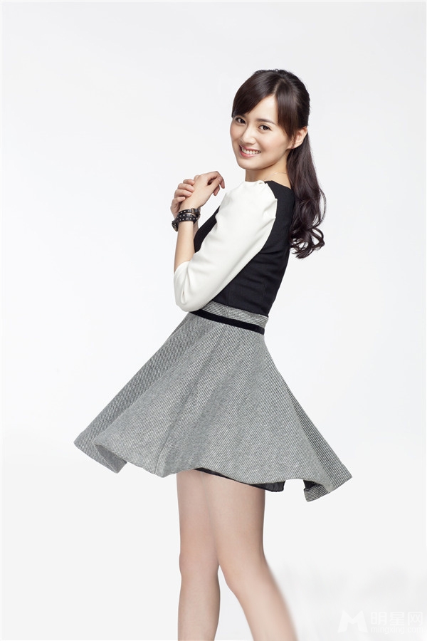 江铠同校服裙温婉写真曝光 展甜美可爱气质 江铠同校服裙温婉写真曝光 展甜美可爱气质