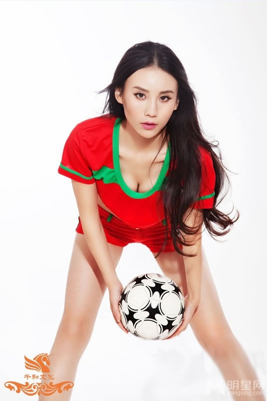 李瑞雪化身足球宝贝写真曝光 傲人双峰呼之欲出 李瑞雪化身足球宝贝写真曝光 傲人双峰呼之欲出