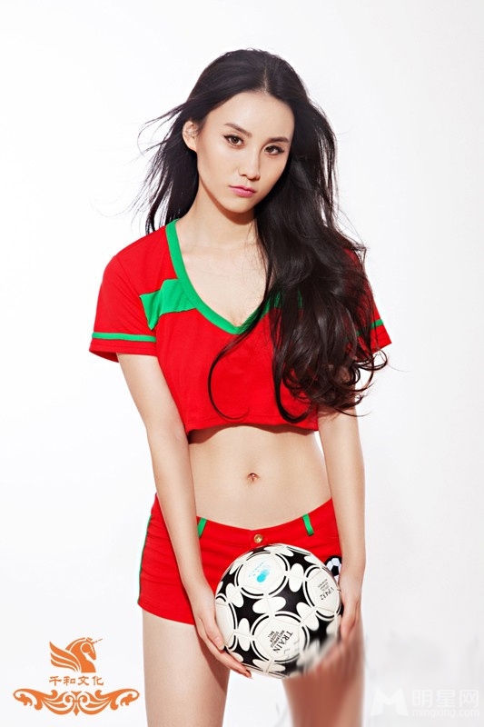 李瑞雪化身足球宝贝写真曝光 傲人双峰呼之欲出 李瑞雪化身足球宝贝写真曝光 傲人双峰呼之欲出